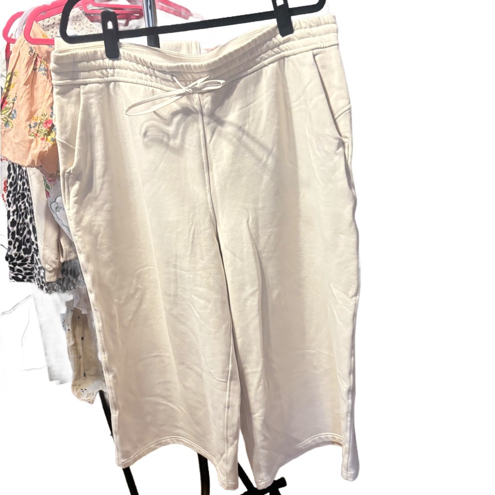 Lululemon Athletica Off-White Drawstring cropped wide leg pant
